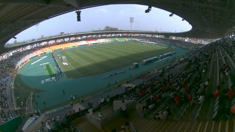 塞内加尔的非洲杯比赛信号中断！外媒：因球场周围有强风暴导致