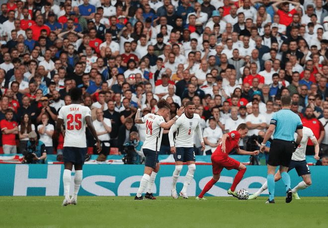 意大利足球记者帕尔梅里则借用英格兰“足球回家”的口号进行调侃